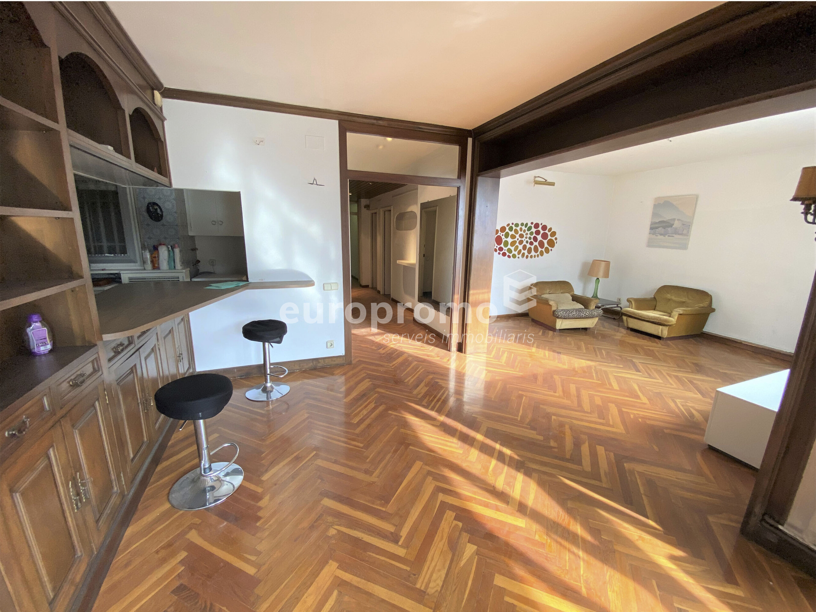 Piso de 172m2 con párquing incluido  situado en pleno centro de Girona!